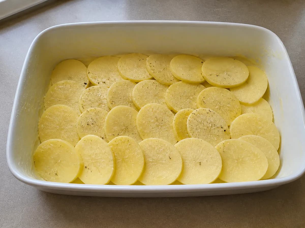 Preparação de Gratinado de Batata à Portuguesa durante a confeção