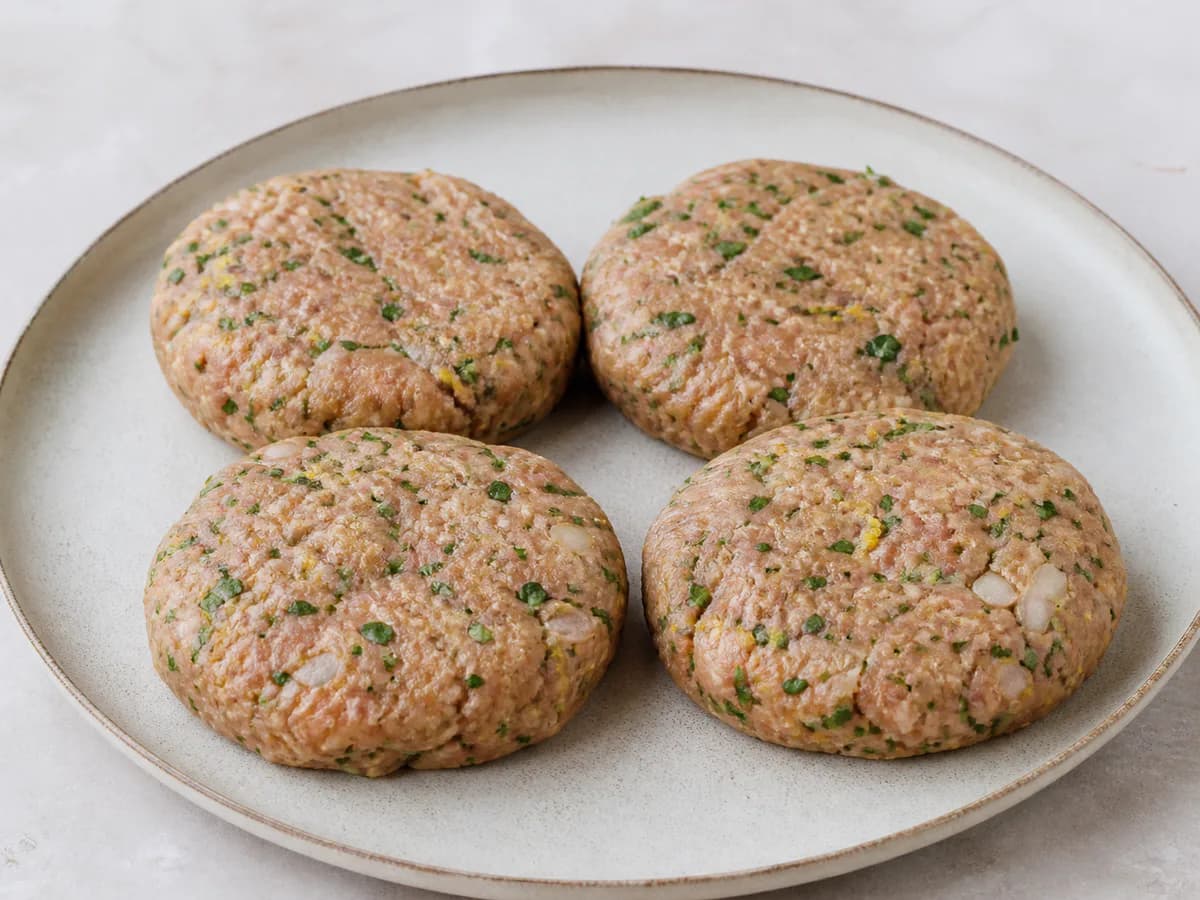 Preparação de Hambúrgueres de Atum Fresco com Molho de Coentros durante a confeção