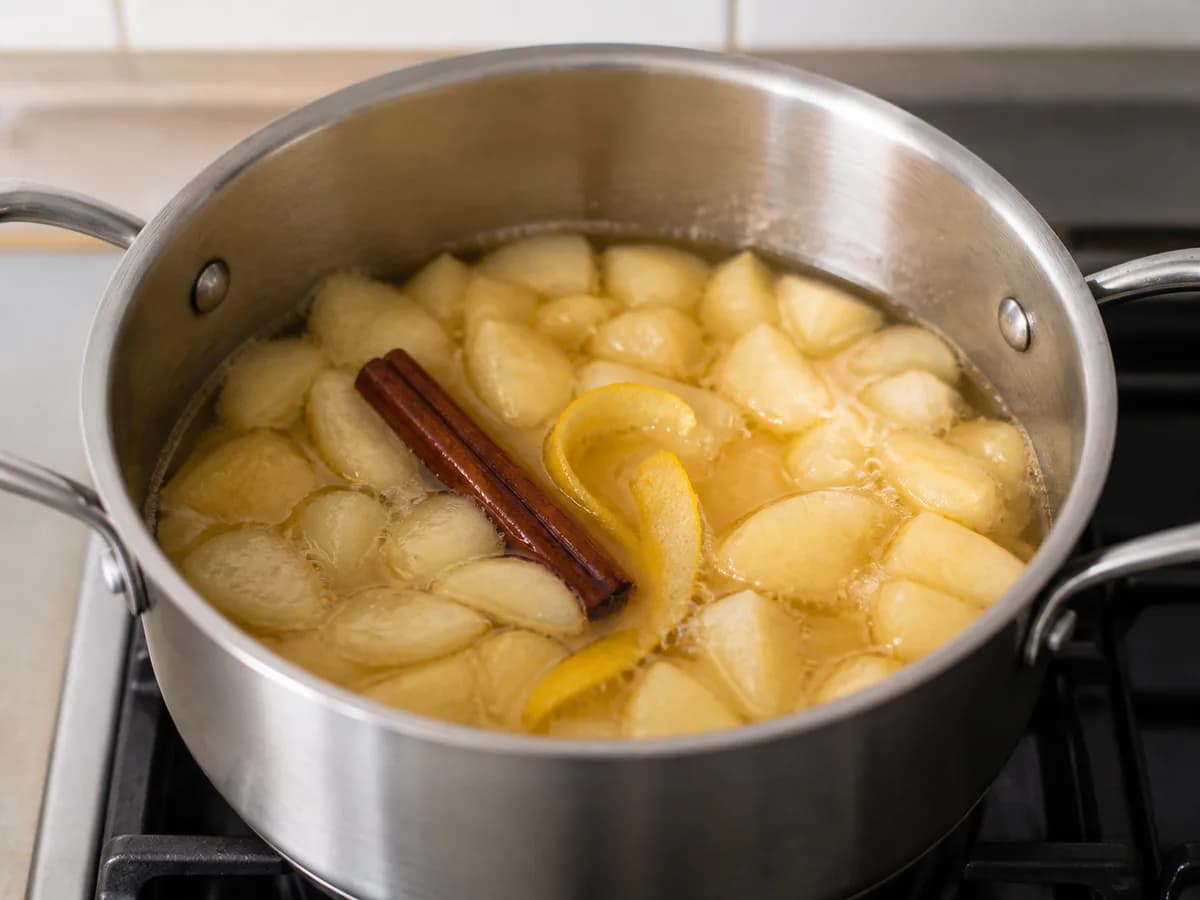 Preparação de Iogurte com Calda de Pera e Canela durante a confeção