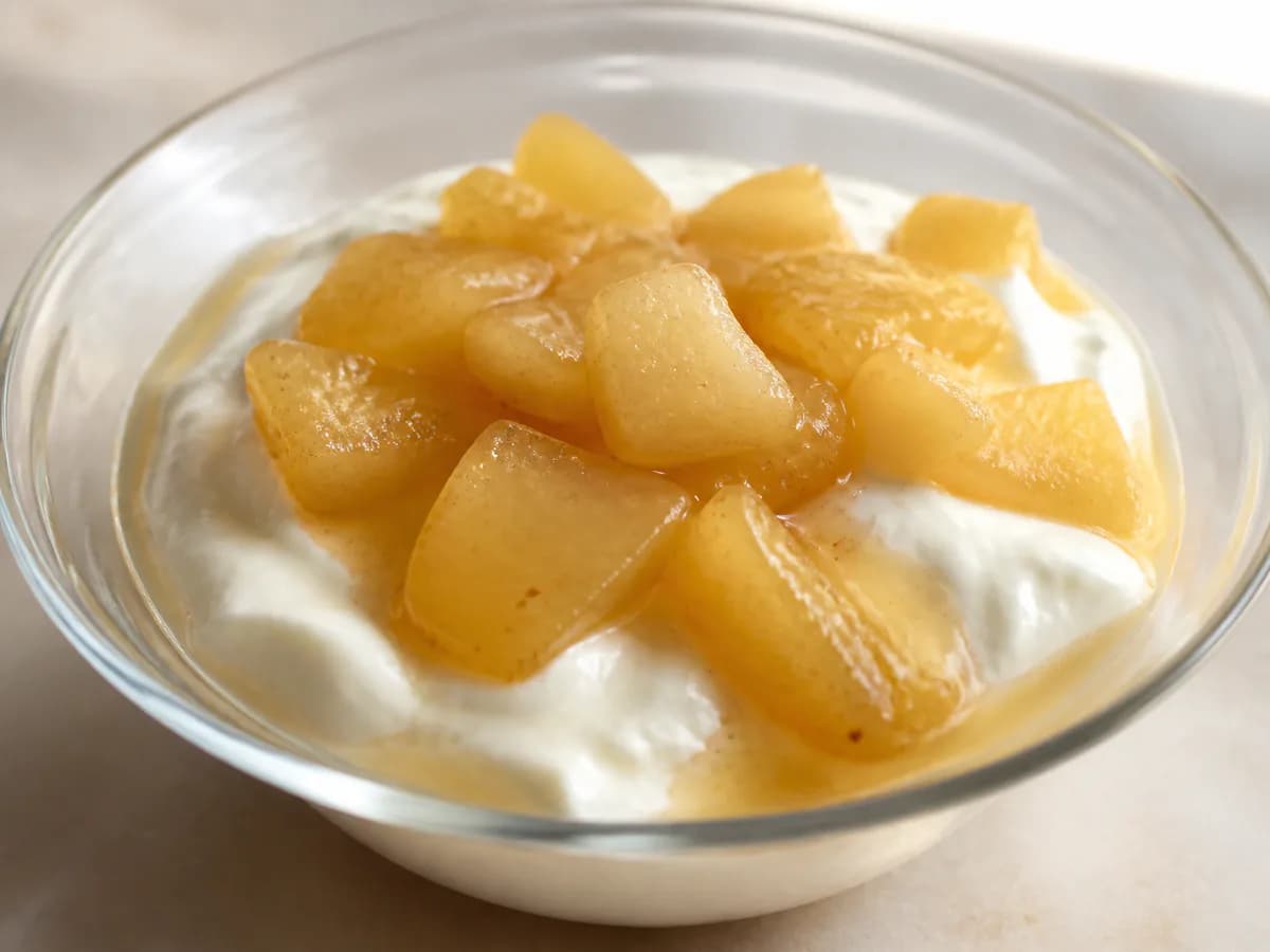 Pormenor de uma porção de Iogurte com Calda de Pera e Canela