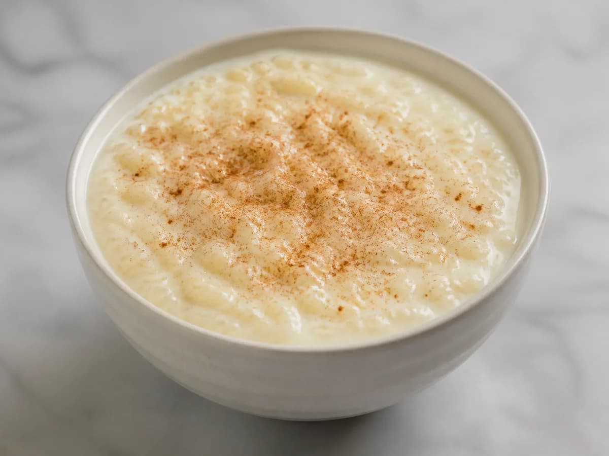 Pormenor de uma porção de Creme de Arroz Doce com Iogurte na Bimby