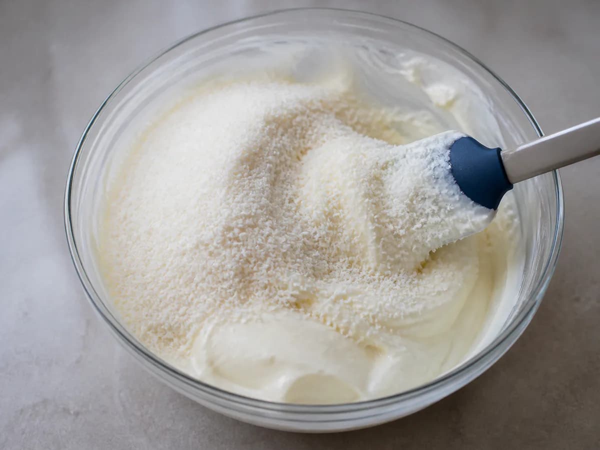 Preparação de Iogurte de Chocolate Branco e Coco Cremoso durante a confeção