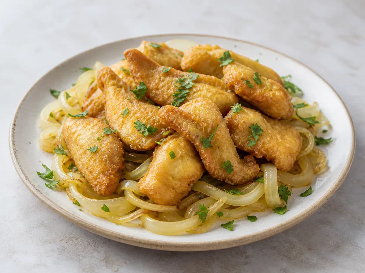 Iscas de Bacalhau Fritas com Cebolada