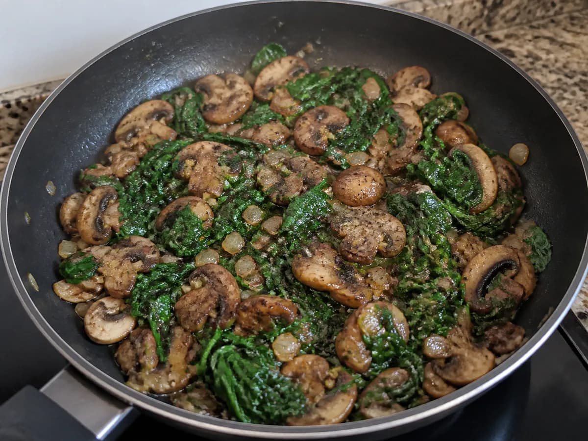 Preparação de Jantar Vegetariano de Cogumelos e Espinafres durante a confeção