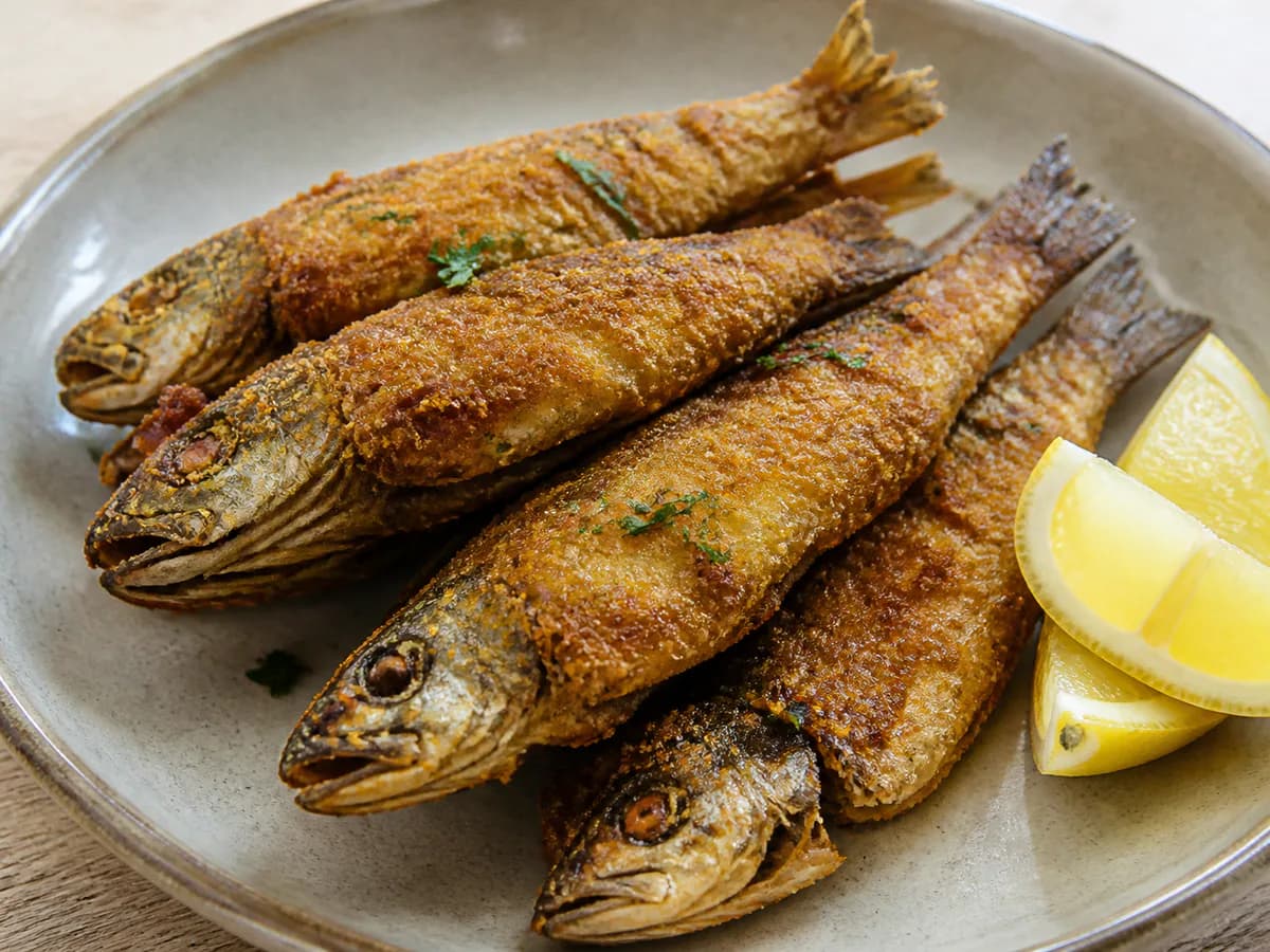 Pormenor de uma porção de Jaquinzinhos Fritos à Moda dos Açores