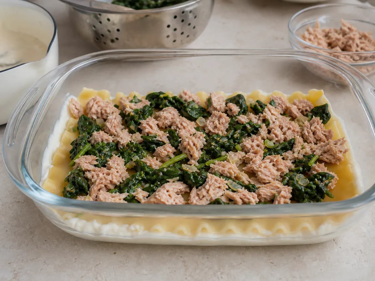 Preparação de Lasanha de Atum com Espinafres e Bechamel durante a confeção