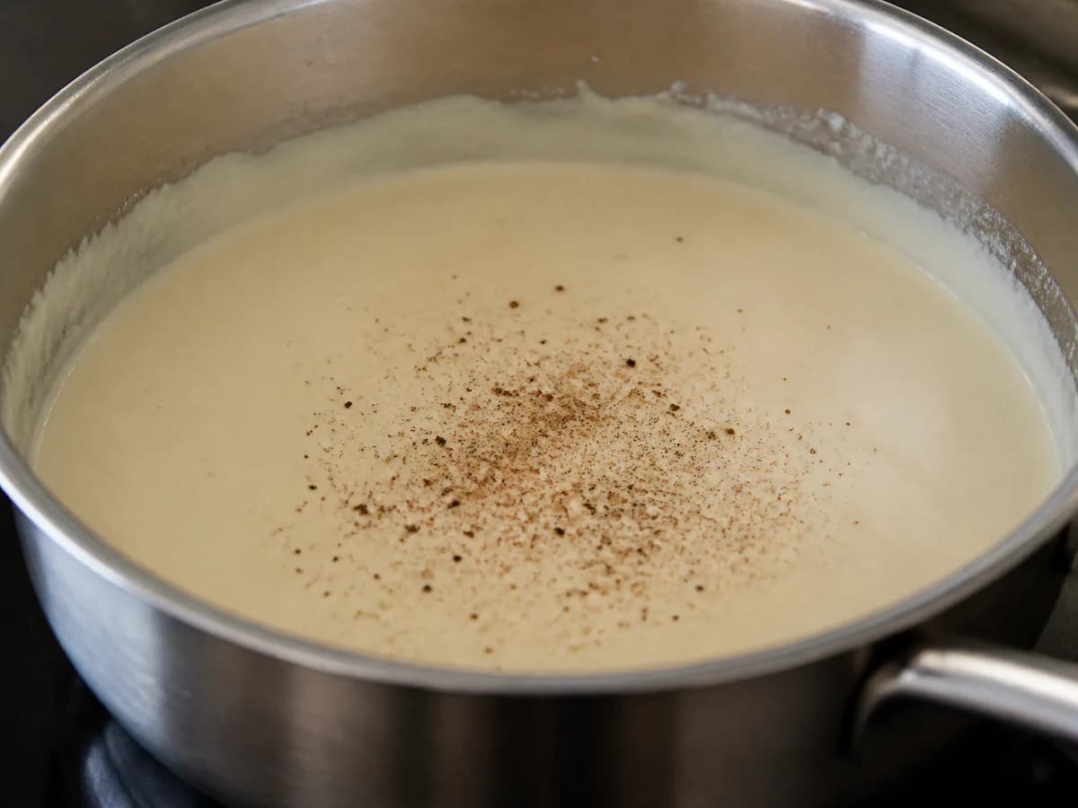 Preparação de Lasanha de Salmão e Espinafres durante a confeção