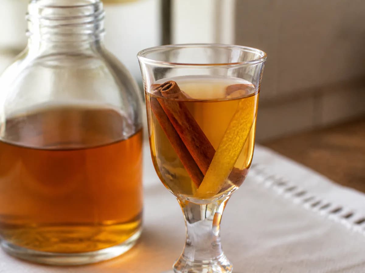 Pormenor de uma porção de Licor de Canela Caseiro (Estilo Bimby)