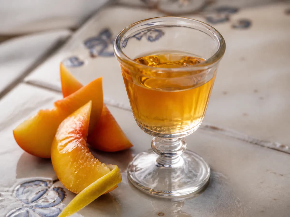 Pormenor de uma porção de Licor de Pêssego Caseiro