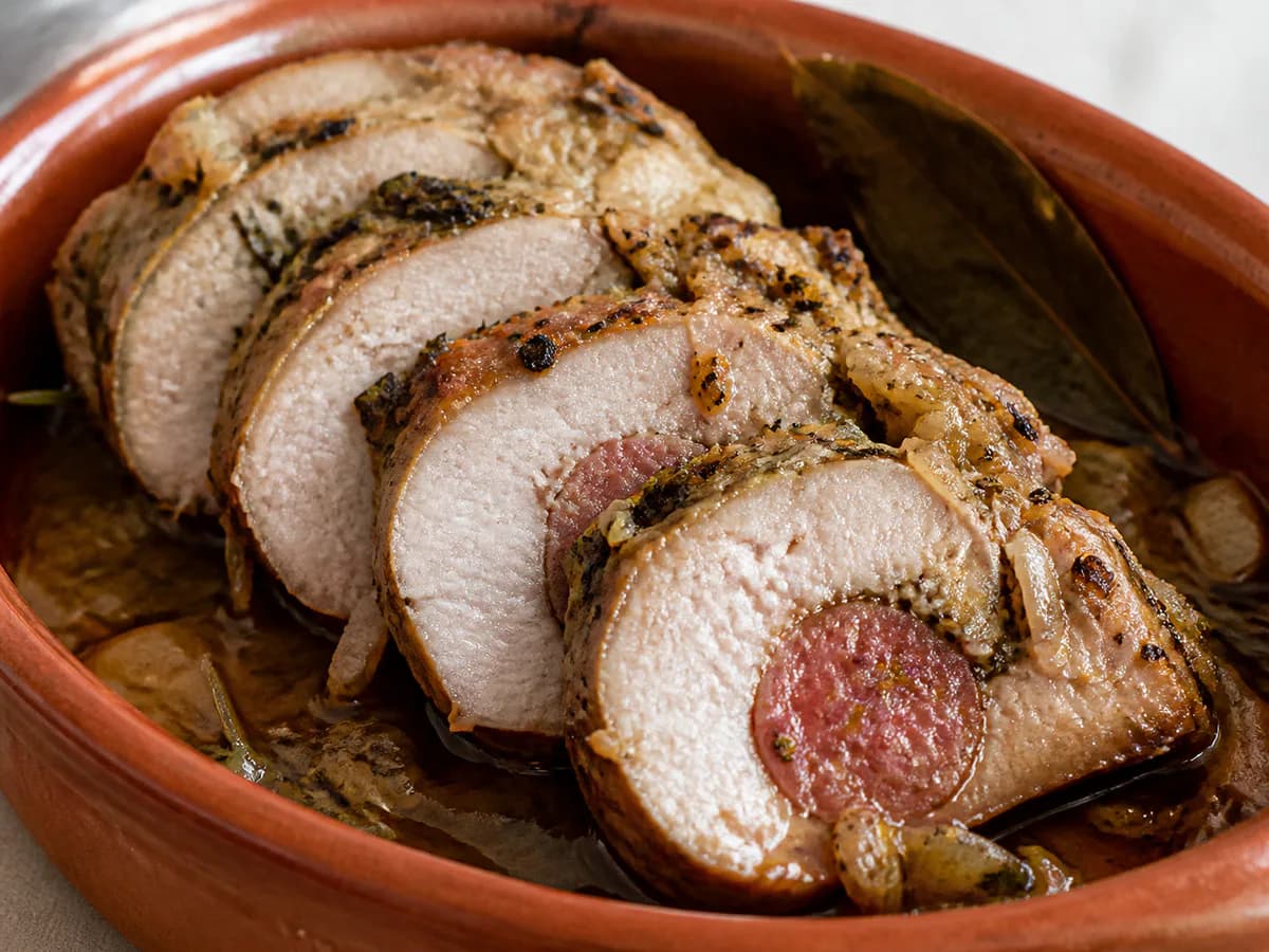 Pormenor de uma porção de Lombo de Porco com Linguiça e Ervas Aromáticas