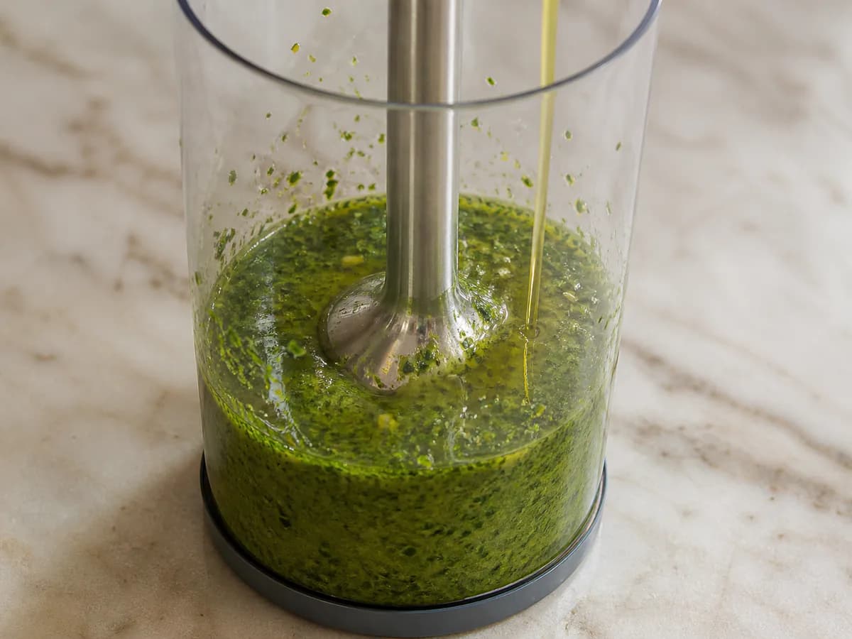 Preparação de Lulas Grelhadas com Molho Verde durante a confeção