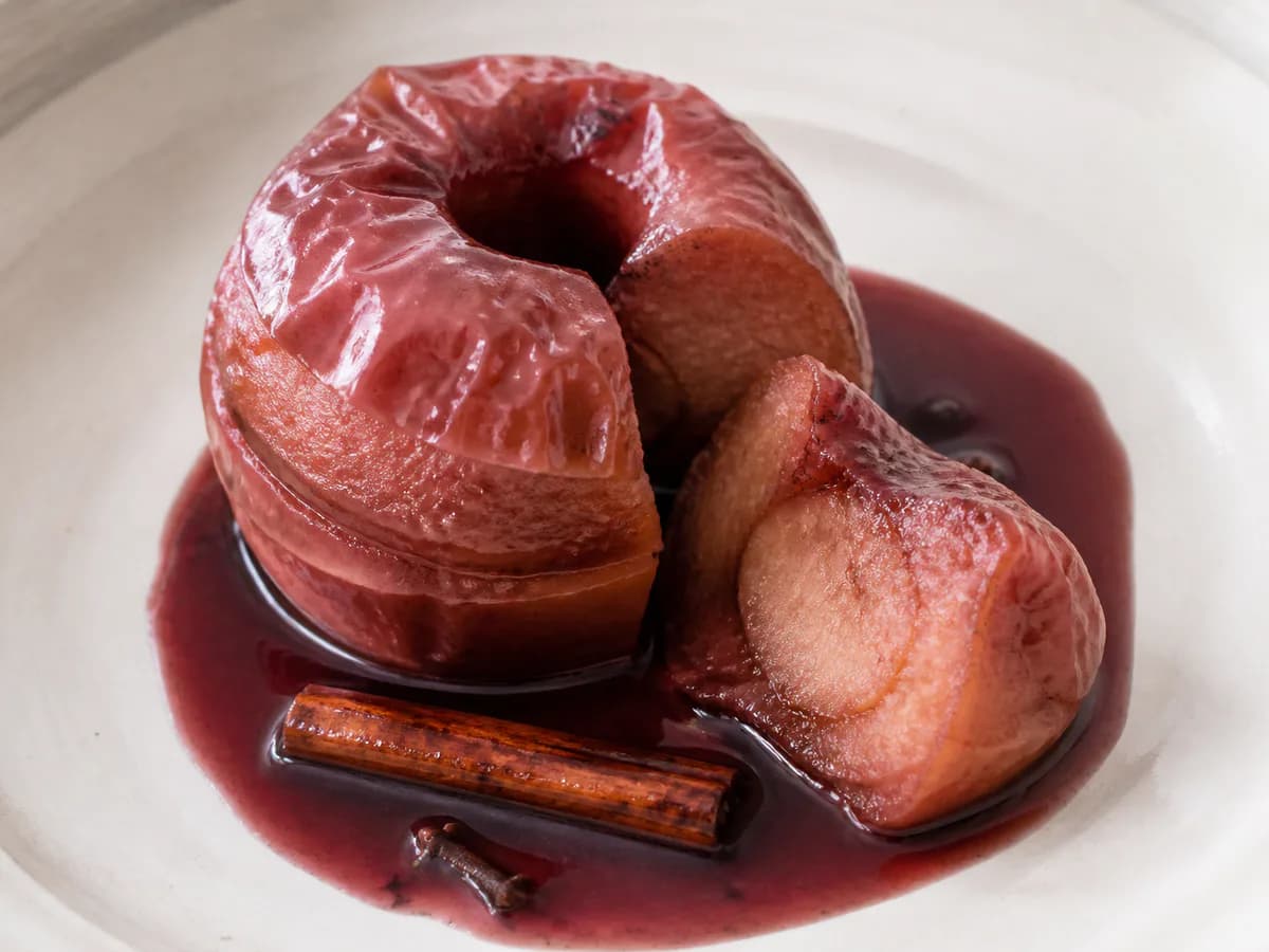 Pormenor de uma porção de Maçãs Assadas em Vinho do Porto
