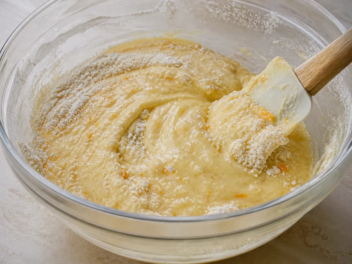 Preparação de Queques de Laranja e Coco do Marco Costa durante a confeção