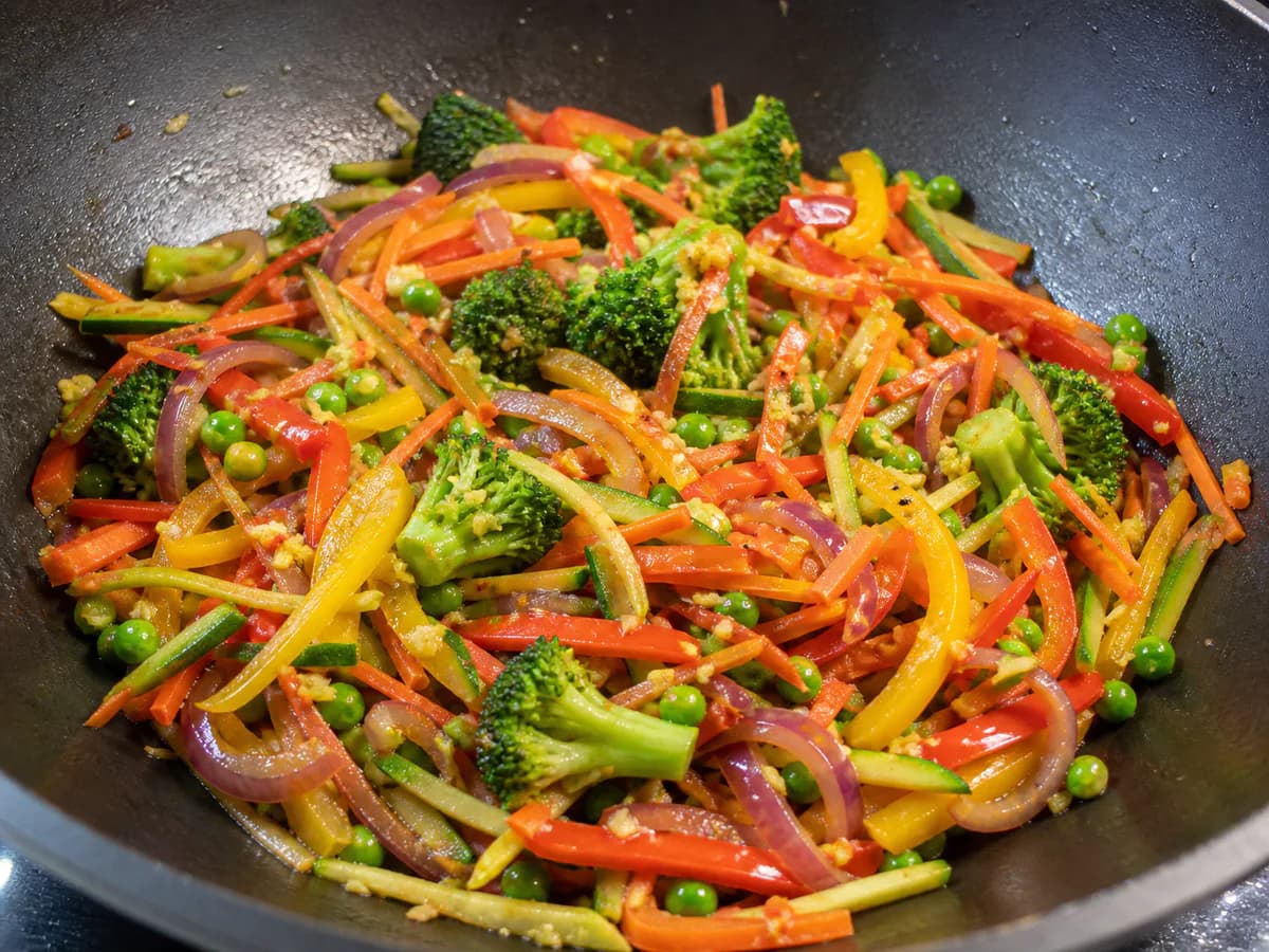 Preparação de Massa de Vegetais na Wok durante a confeção
