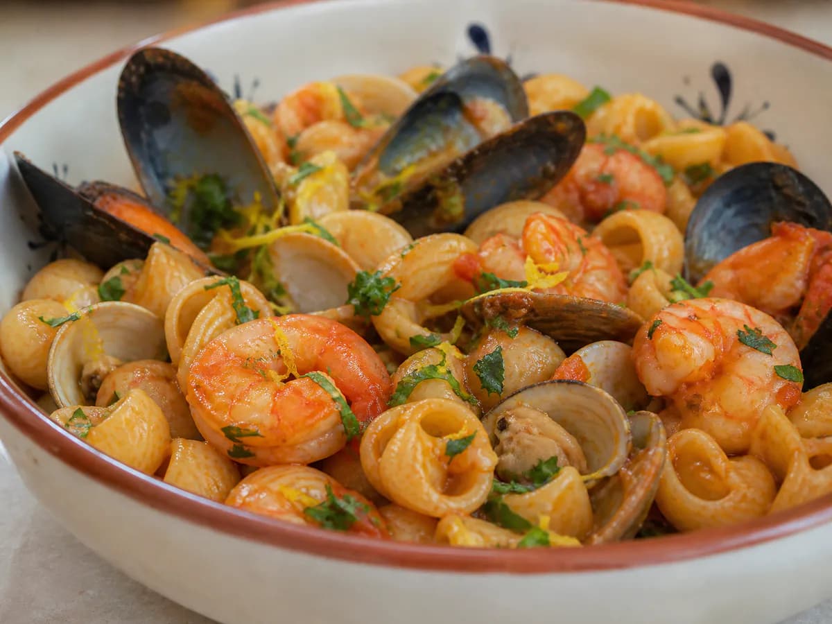Pormenor de uma porção de Massada de Marisco Salteado com Limão