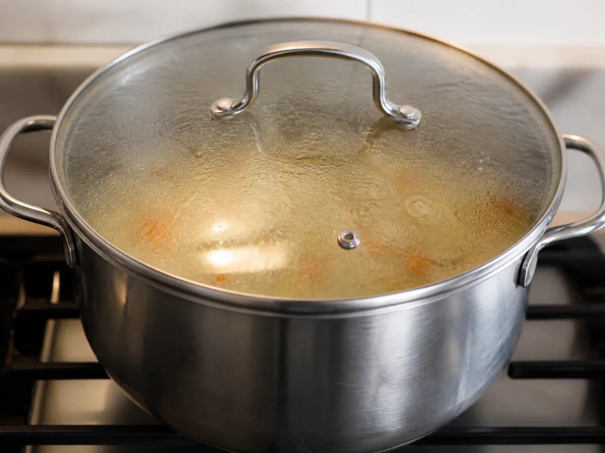 Preparação de Massinha de Bacalhau com Ovo durante a confeção