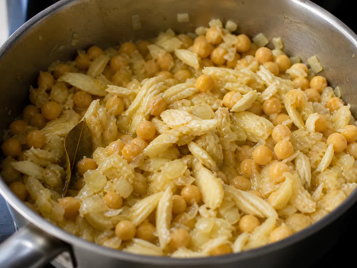 Preparação de Meia Desfeita de Bacalhau com Ovo durante a confeção
