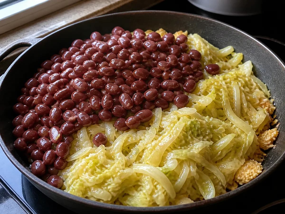 Preparação de Migas de Broa com Feijão durante a confeção