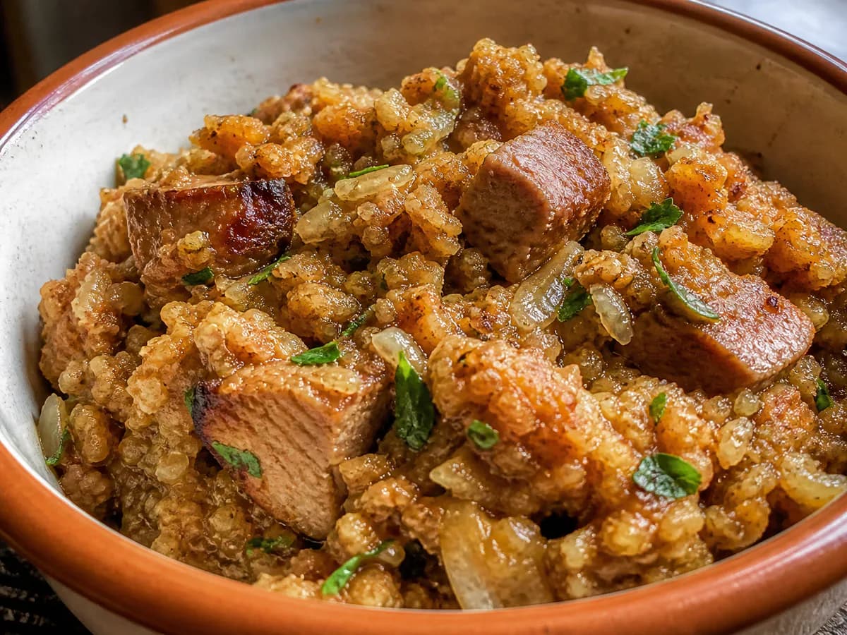 Pormenor de uma porção de Migas com Carne de Porco à Alentejana