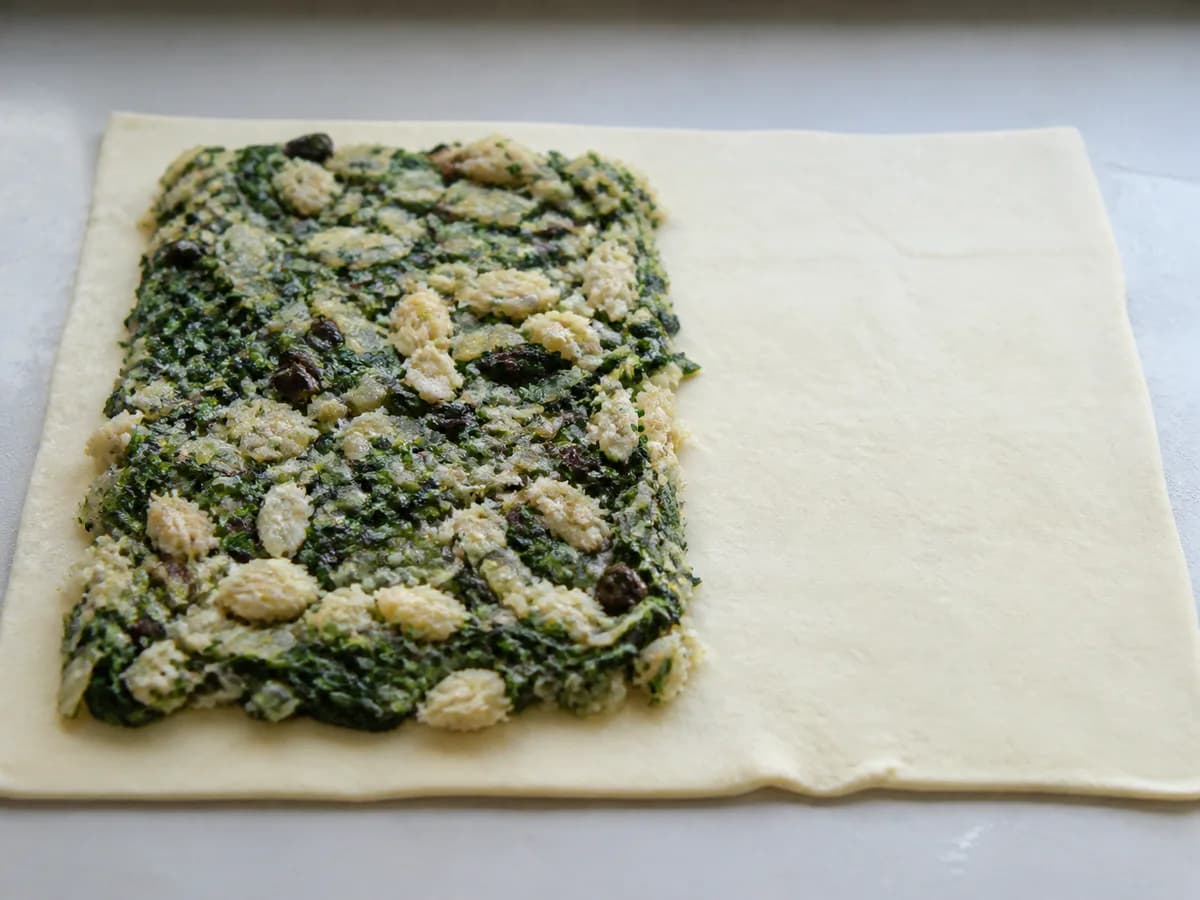 Preparação de Migas de Bacalhau com Espinafres Escondidas em Massa Folhada durante a confeção