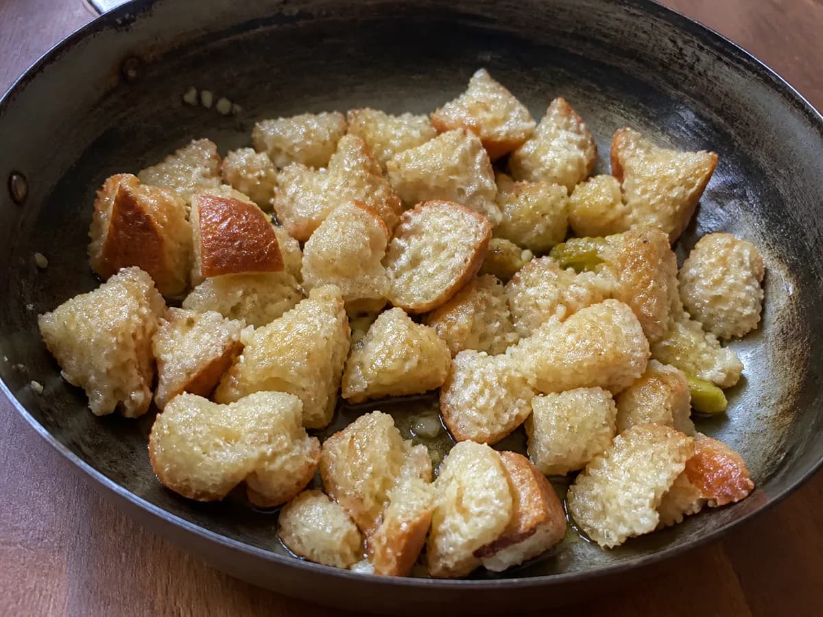 Preparação de Migas de Espargos Bravos durante a confeção