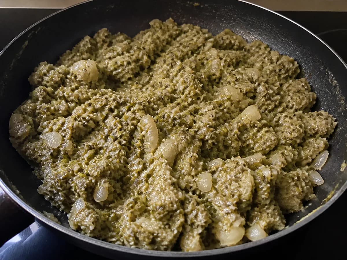Preparação de Migas de Nabicas com Feijão Frade durante a confeção