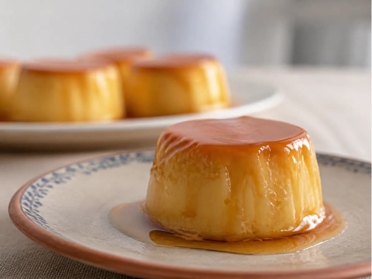 Pormenor de uma porção de Mini Pudins de Caramelo