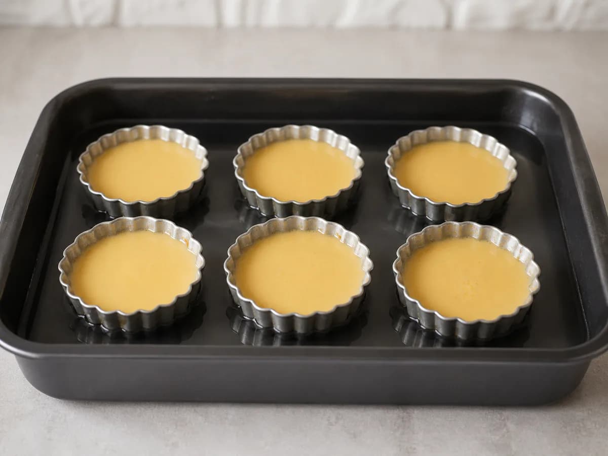 Preparação de Mini Pudins de Caramelo durante a confeção