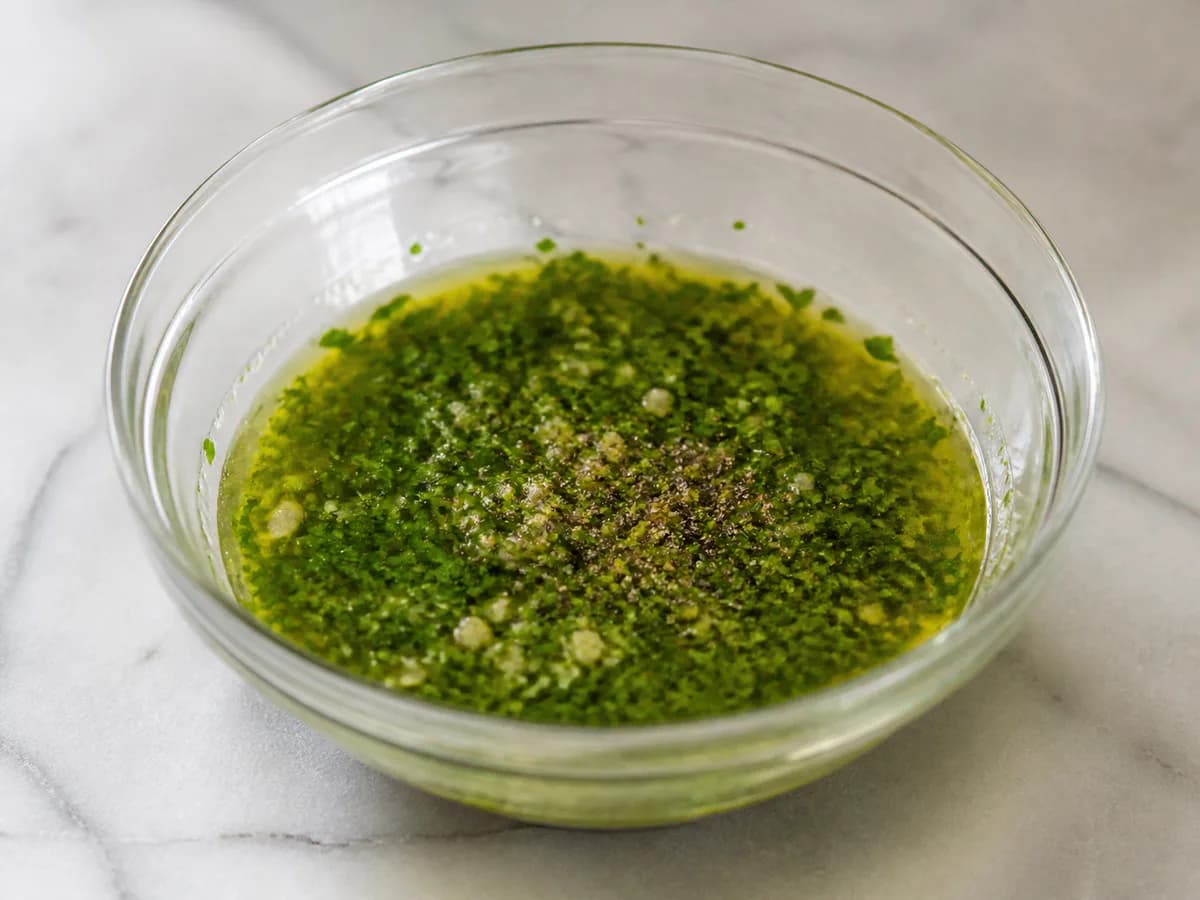 Preparação de Molho de Salsa e Limão para Peixe Grelhado durante a confeção