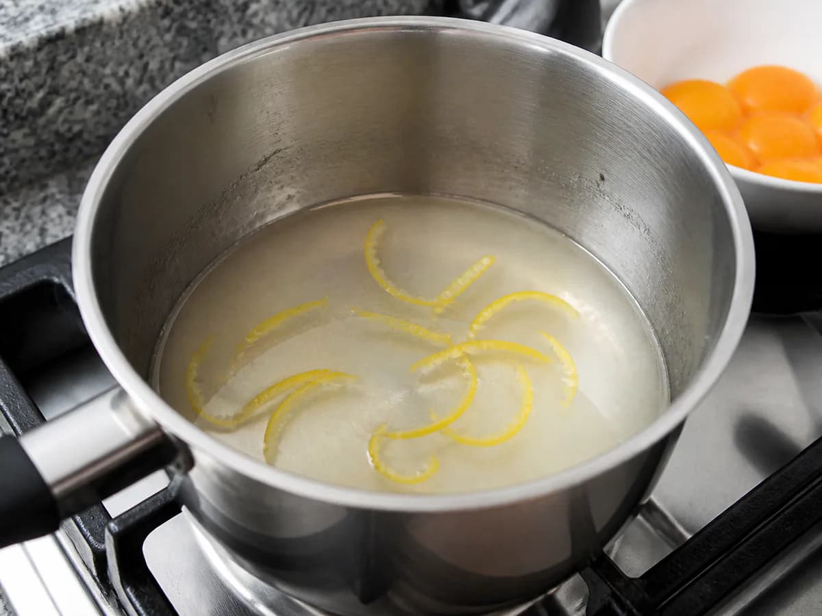 Preparação de Molotof com Doce de Ovos durante a confeção