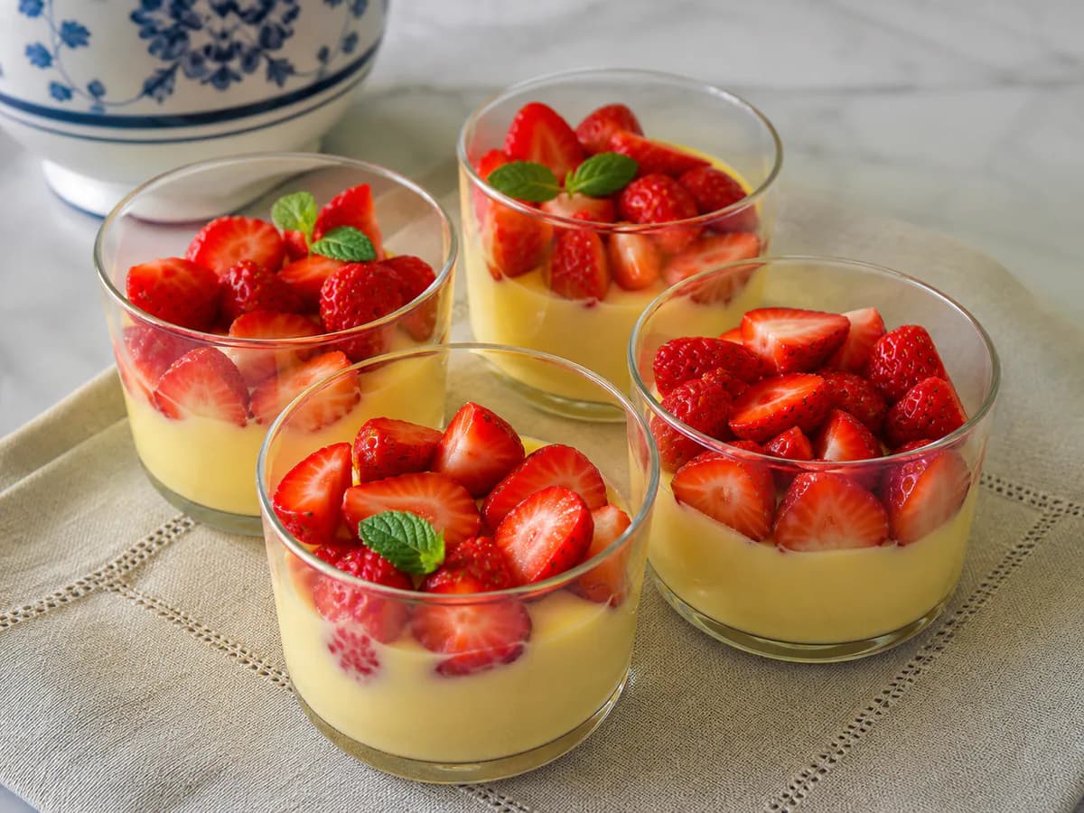 Morangos em Taças de Leite Creme