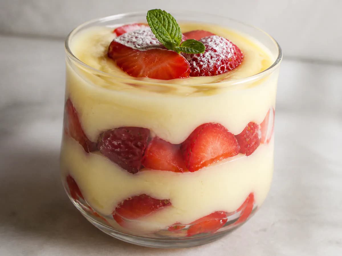 Pormenor de uma porção de Copos de Morangos com Leite Creme