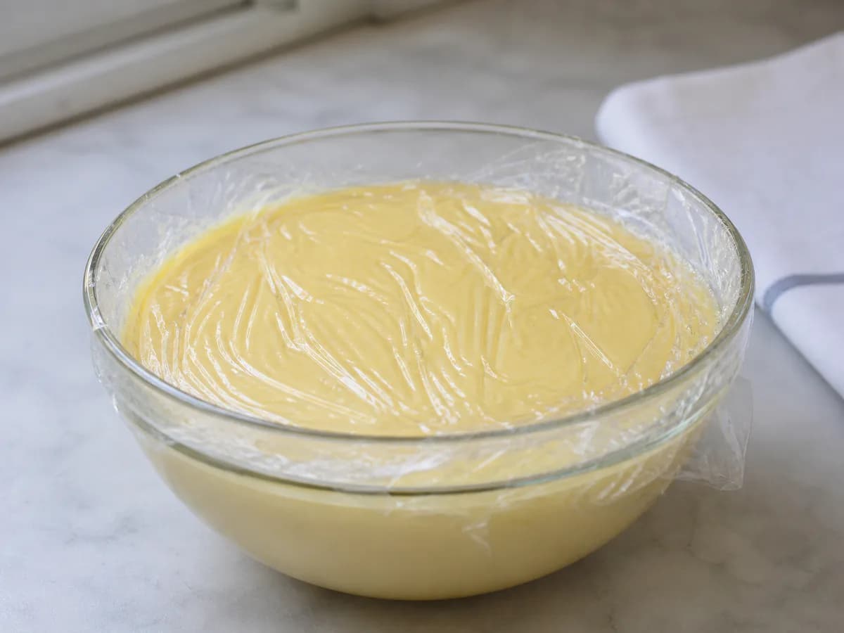 Preparação de Copos de Morangos com Leite Creme durante a confeção