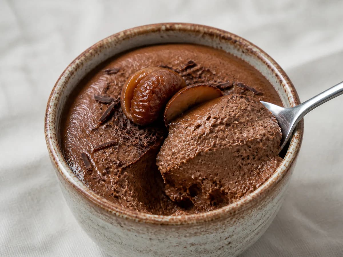 Pormenor de uma porção de Mousse de Castanhas e Chocolate