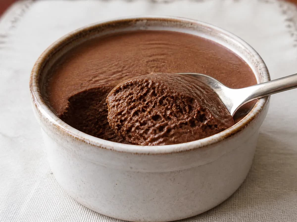 Pormenor de uma porção de Mousse de Chocolate Clássica Portuguesa