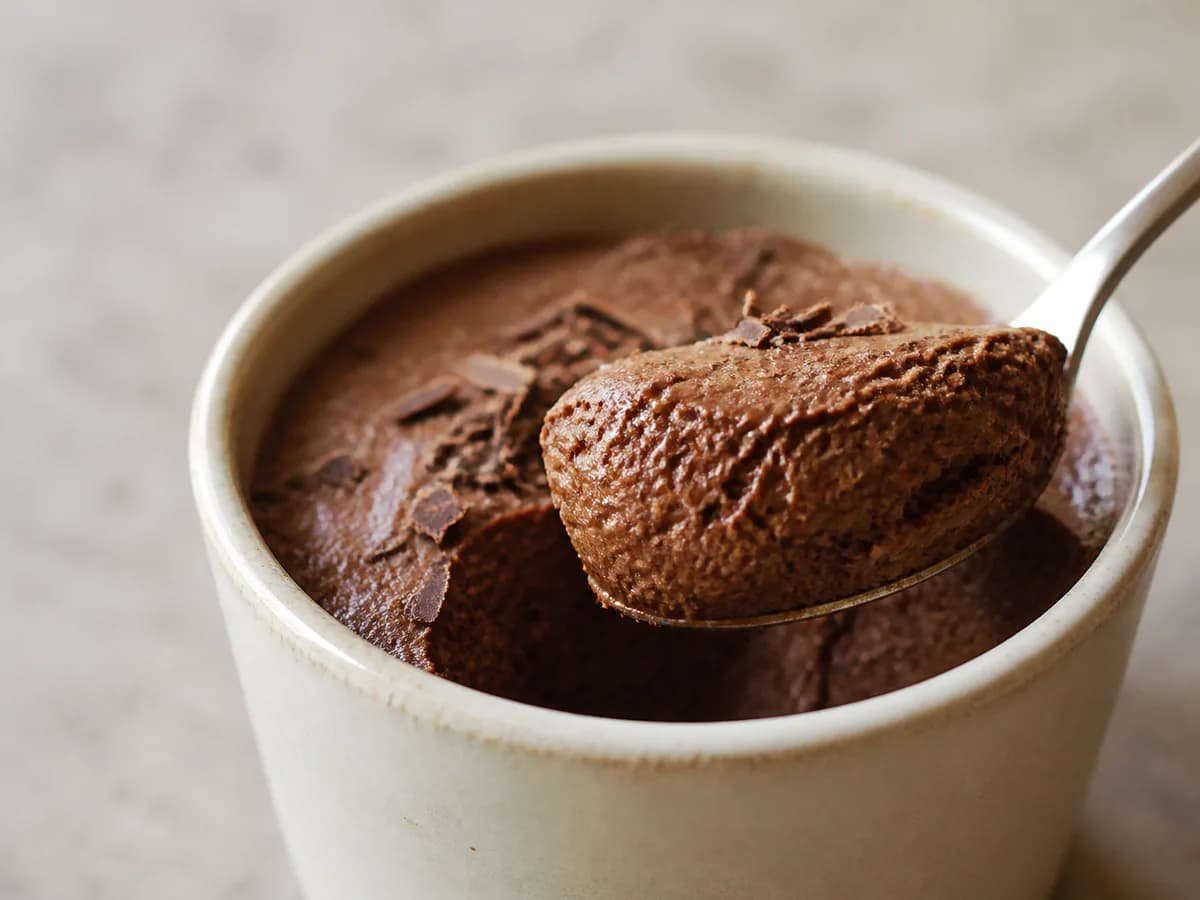 Pormenor de uma porção de Mousse de Chocolate à Moda Antiga
