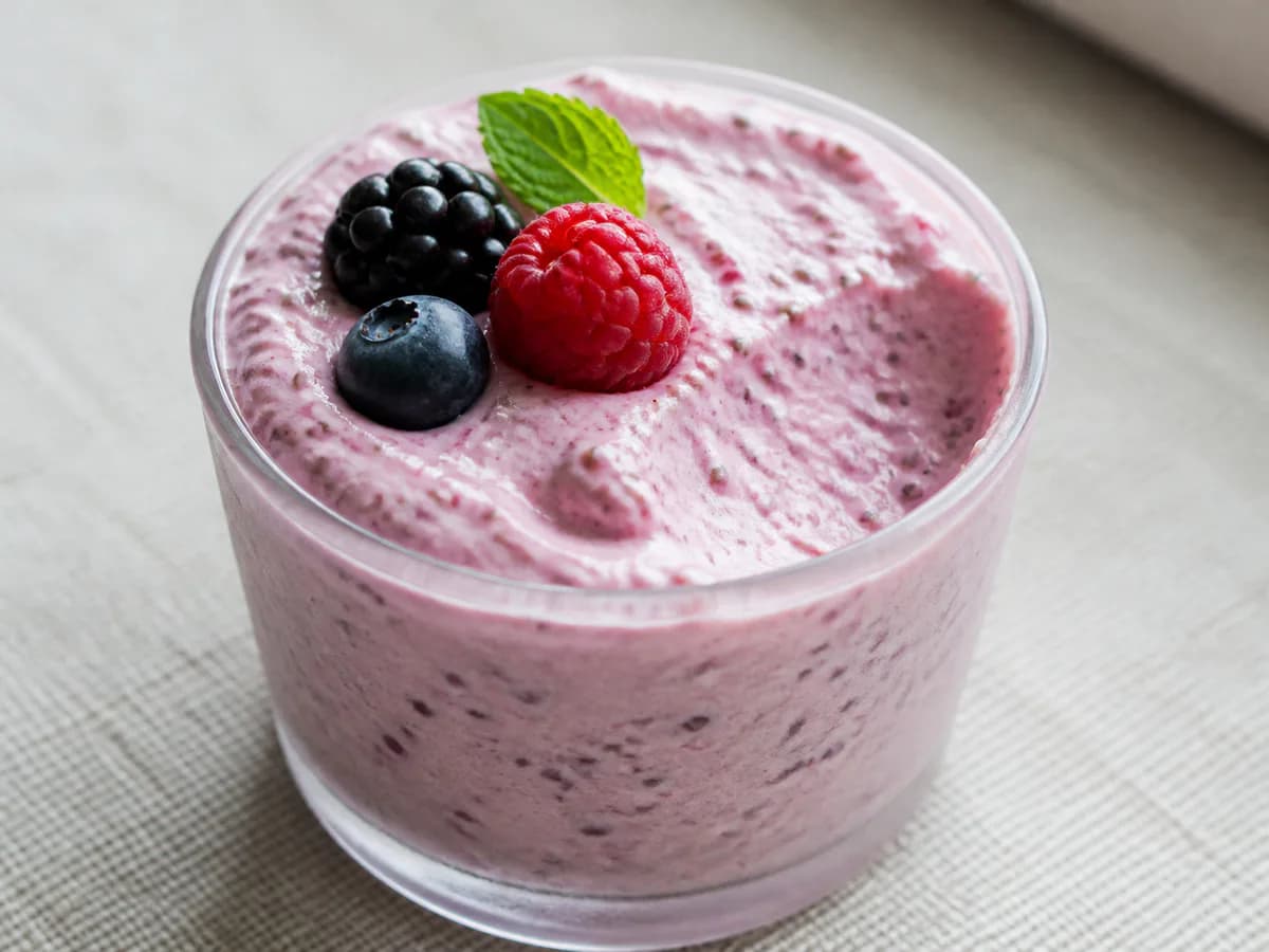 Pormenor de uma porção de Mousse Refrescante de Frutos Vermelhos, Banana e Chia