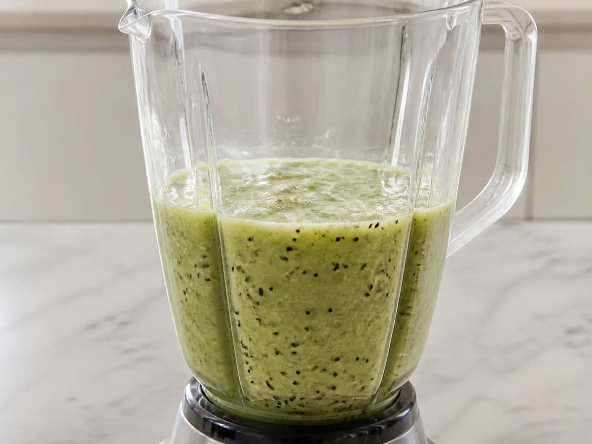 Preparação de Mousse de Kiwi Refrescante durante a confeção