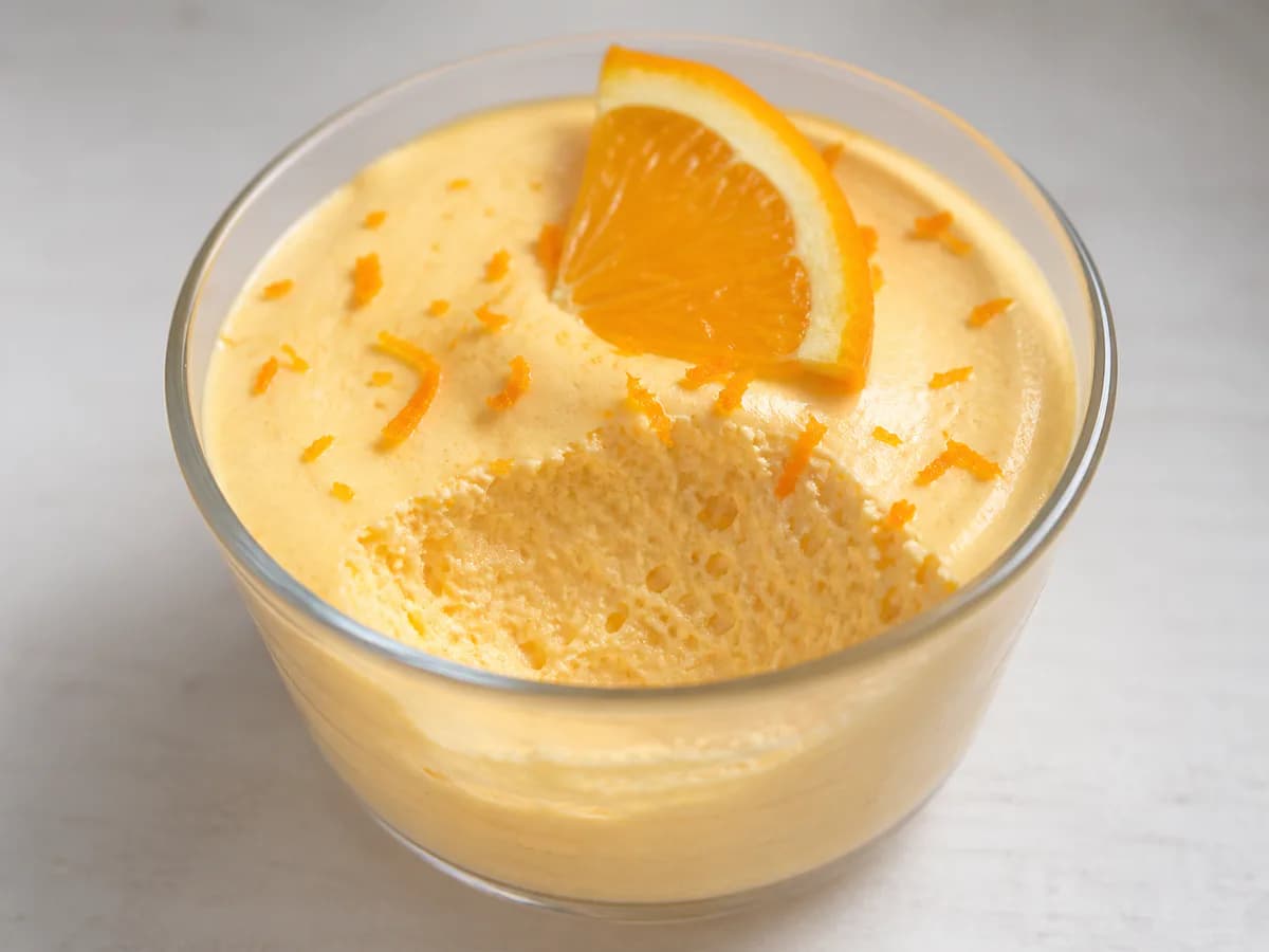 Pormenor de uma porção de Mousse de Laranja Cremosa