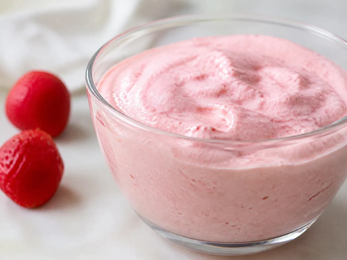 Pormenor de uma porção de Mousse de Morango em 5 Minutos
