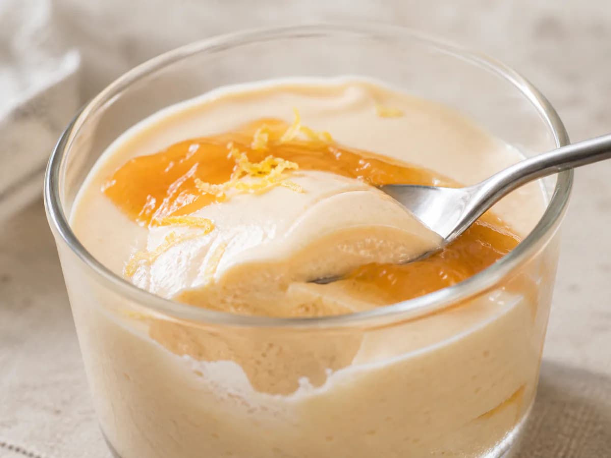Pormenor de uma porção de Mousse de Pêssego com Natas na Bimby