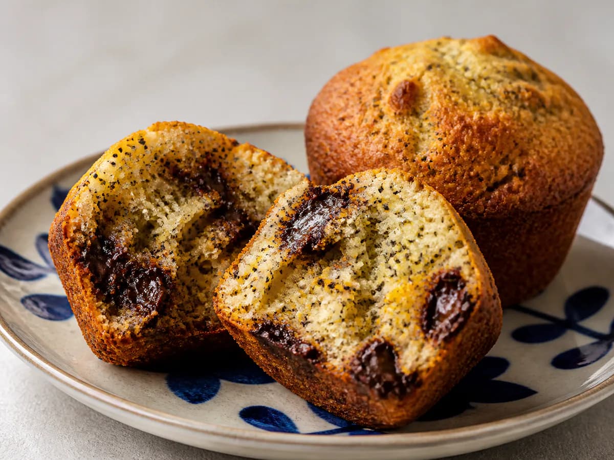 Pormenor de uma porção de Muffins de Banana, Papoila, Laranja, Gengibre e Chocolate