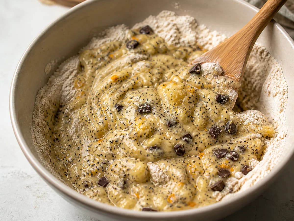 Preparação de Muffins de Banana, Papoila, Laranja, Gengibre e Chocolate durante a confeção