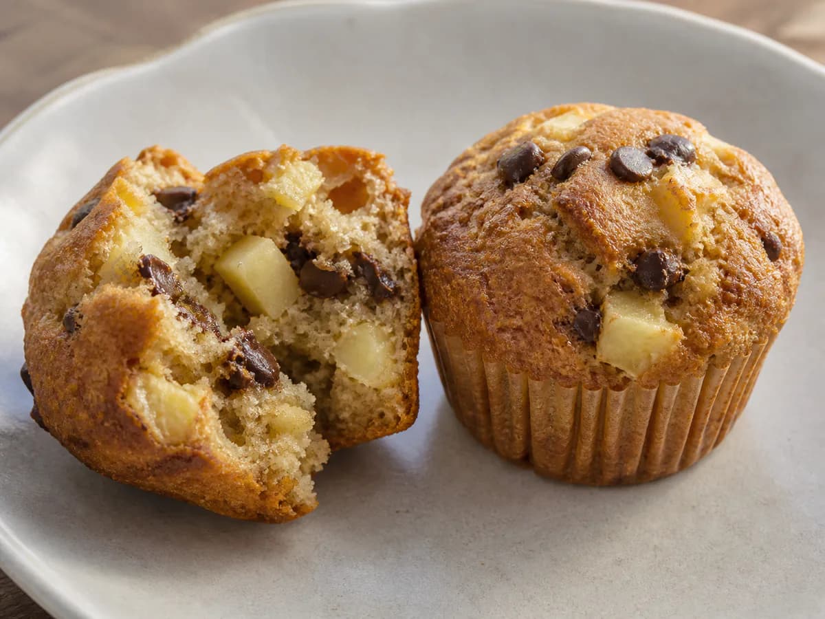 Pormenor de uma porção de Muffins de Maçã e Chocolate