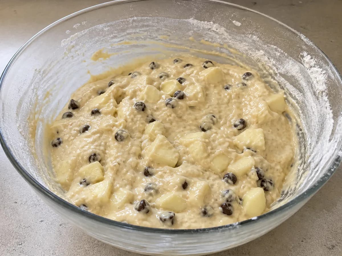 Preparação de Muffins de Maçã e Chocolate durante a confeção