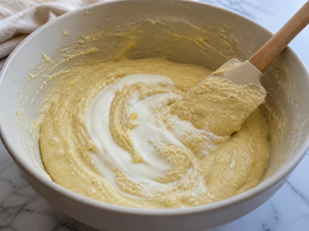 Preparação de Muffins de Limão e Iogurte durante a confeção