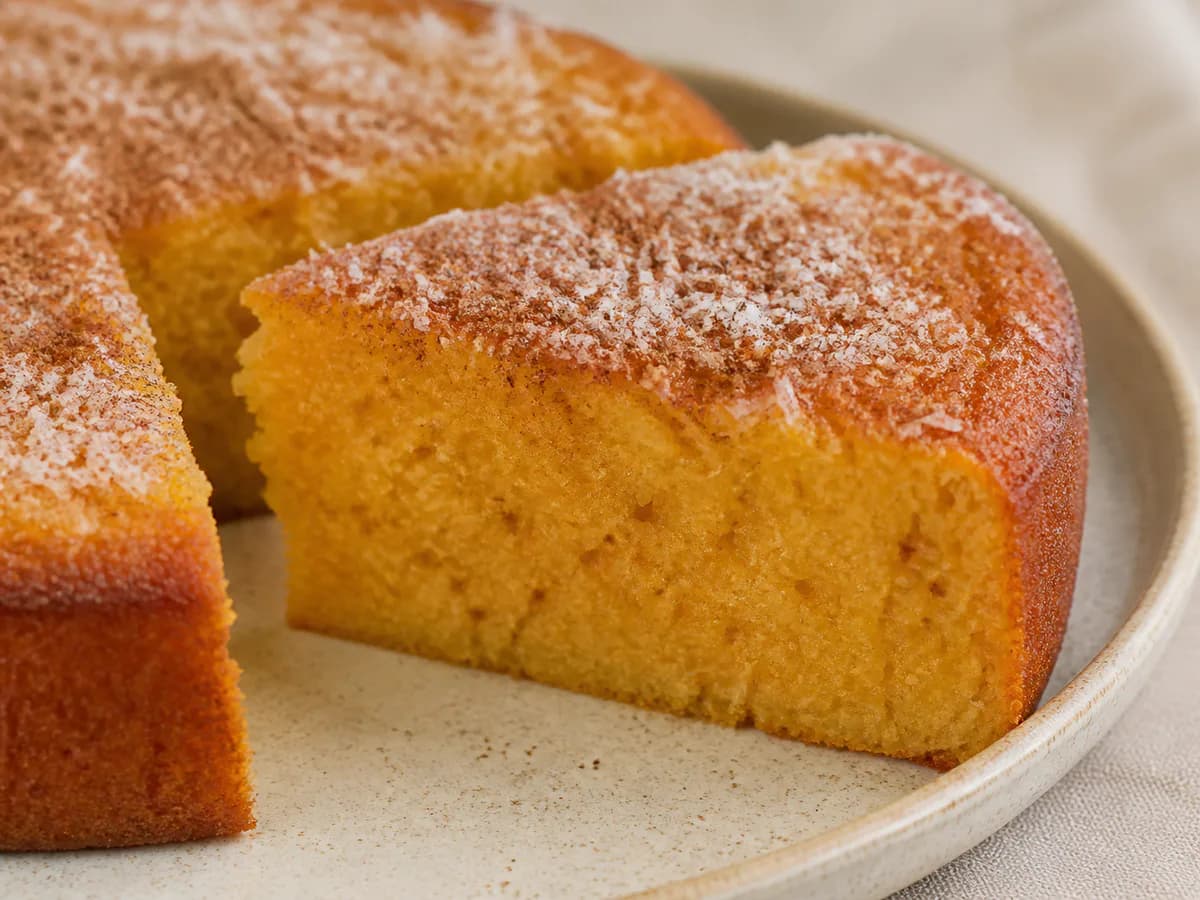 Pormenor de uma porção de O Melhor Bolo de Batata Doce com Coco