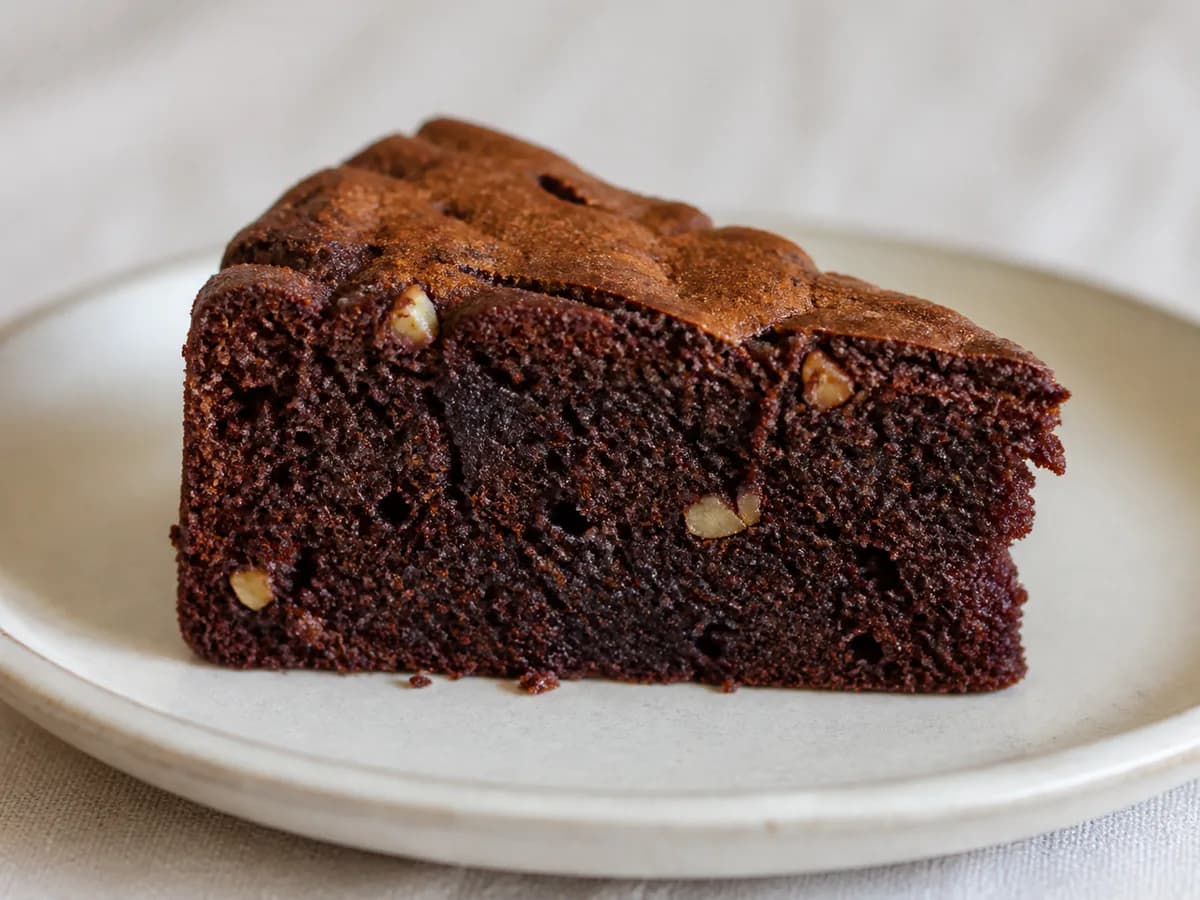 Pormenor de uma porção de Bolo de Chocolate e Vinho Tinto