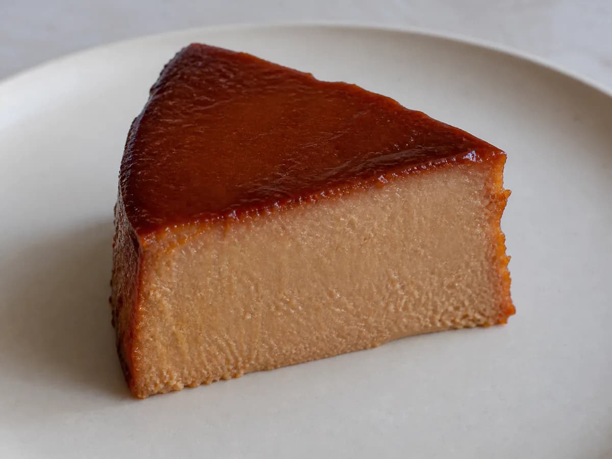 Pormenor de uma porção de O Meu Pudim de Vinho do Porto e Batata Doce