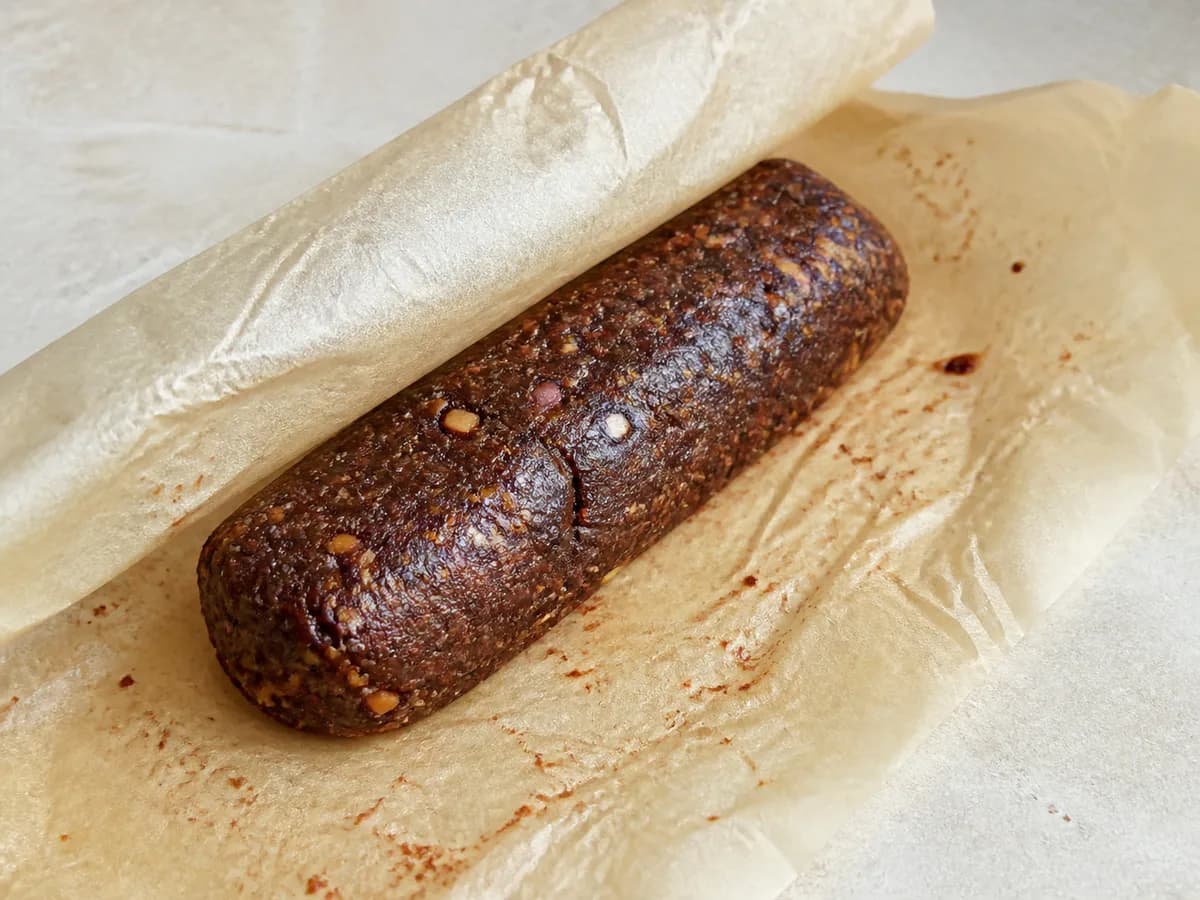 Preparação de Salame de Chocolate Saudável de Preparação Rápida durante a confeção